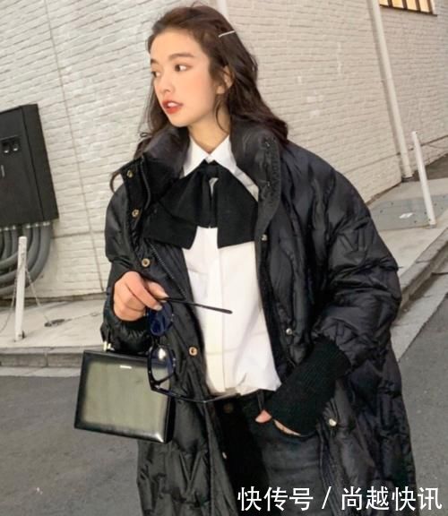  ＂m＂:＂b7a88a8527cbac33130a2350b1c6d5afec1531e8＂女孩子怎么能错过衬衫现在都流行这样的“混搭”，又潮又显瘦