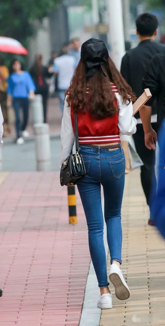 靓丽小姐姐紧身牛仔裤，简约时尚的穿搭，靓丽的容颜让人羡慕