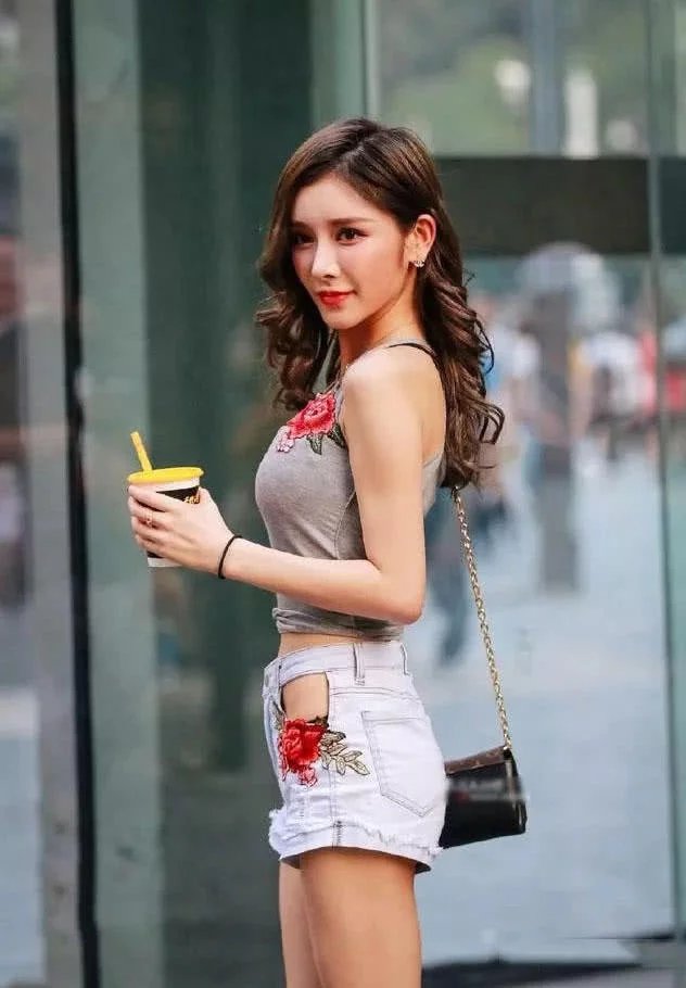 网红混血小姐姐穿出曼妙性感好身材，这双纤纤玉腿就得让小姐姐大