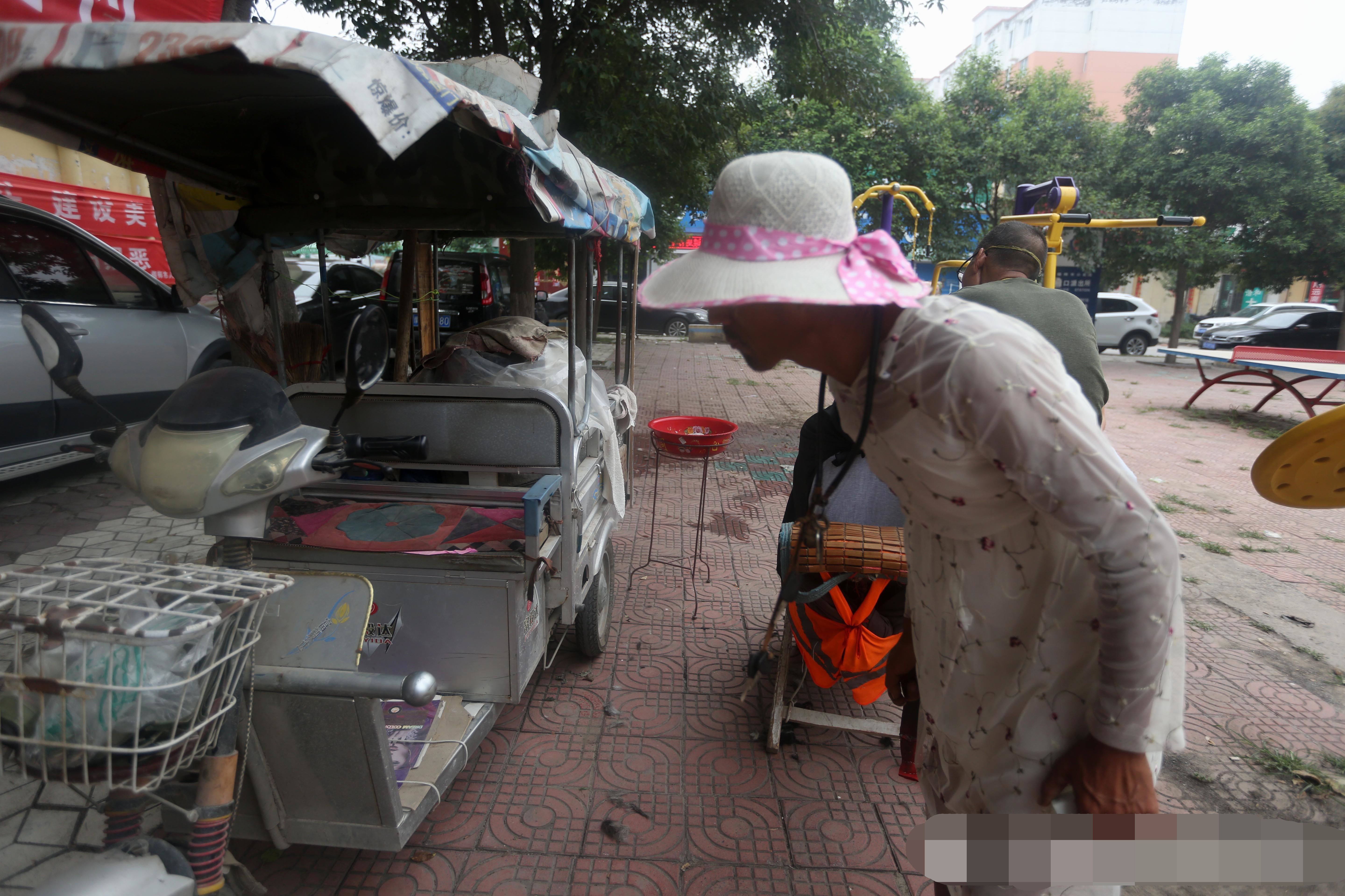 51岁男子每天穿漂亮裙子 拉垃圾攒钱欲做变性手术