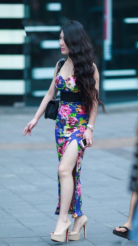 路人街拍，大花连衣开叉裙小姐姐，成熟又有魅力