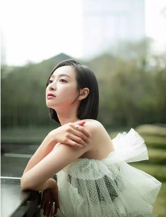 宋茜现身机场，蕾丝内衣外穿居然不丑，可看到她的腿我呆了