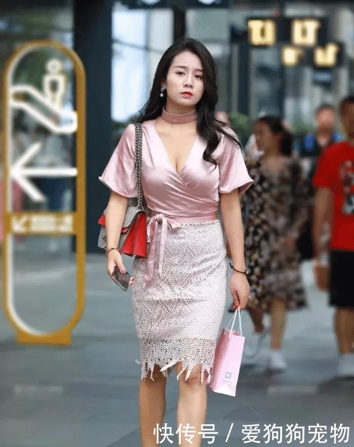 追求|街拍追求时尚的正确做法,不是素面朝天,也不是浓妆艳抹