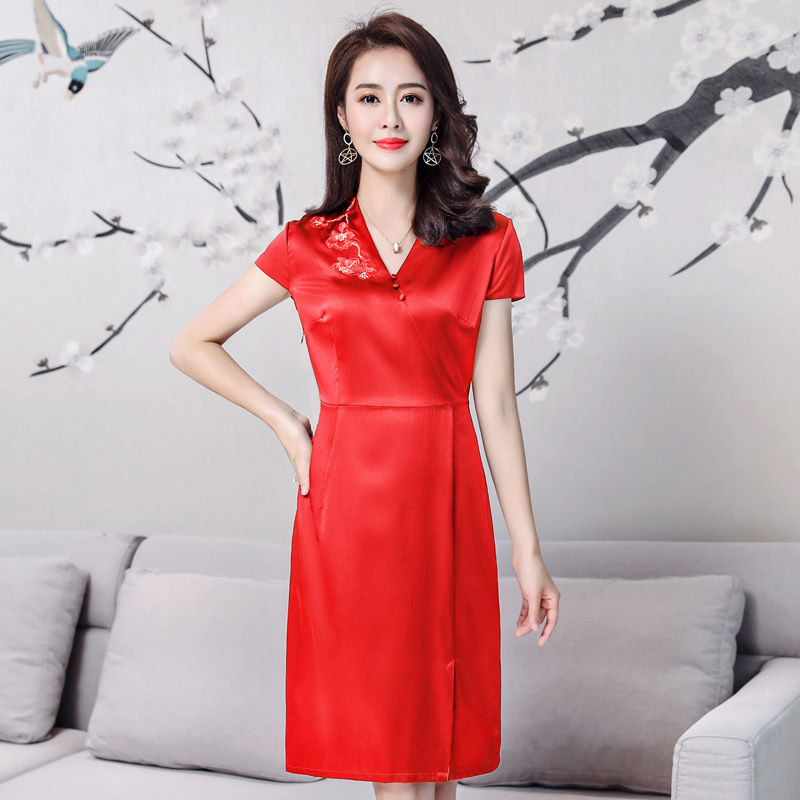 46岁表姐穿这大牌“欧货裙”，洋气又减龄，美到路人都怦然心动