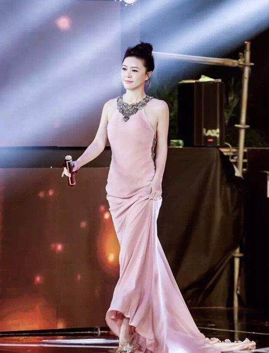 她在最红时突然息影, 丈夫狱中病逝重出江湖, 气质穿搭无人敌!