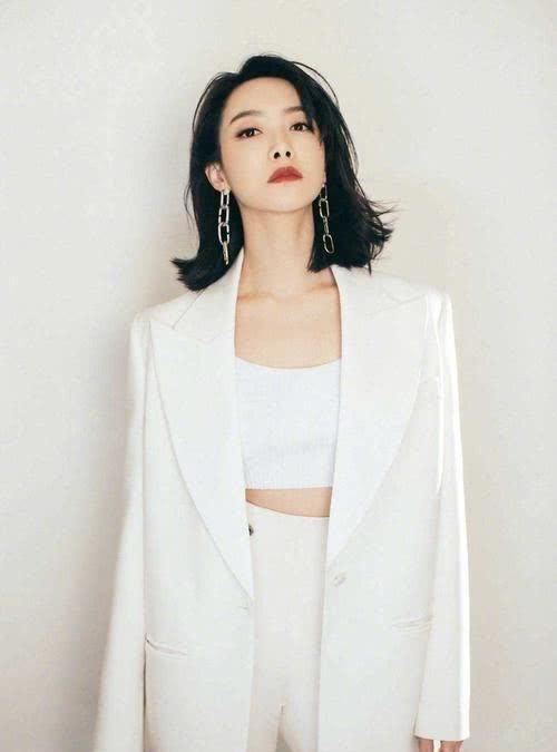 「时尚」西服+短袖,既具备实穿使用价值,可以给你美丽的时尚潮流酷帅又年青休闲娱乐