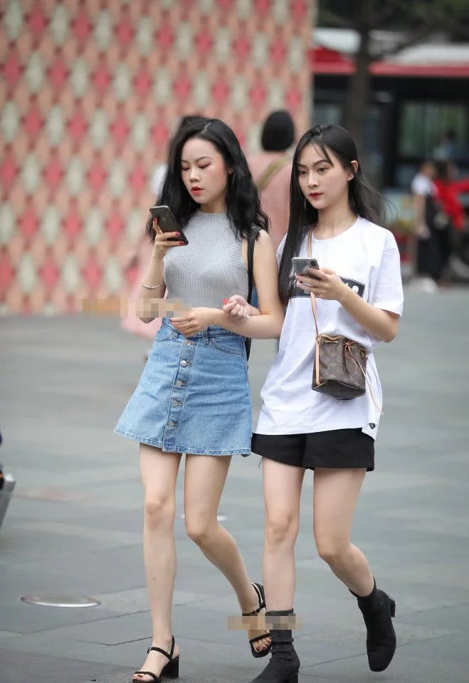 俏丽姐妹花小姐姐结伴出街,一个青春靓丽一个性感抚媚