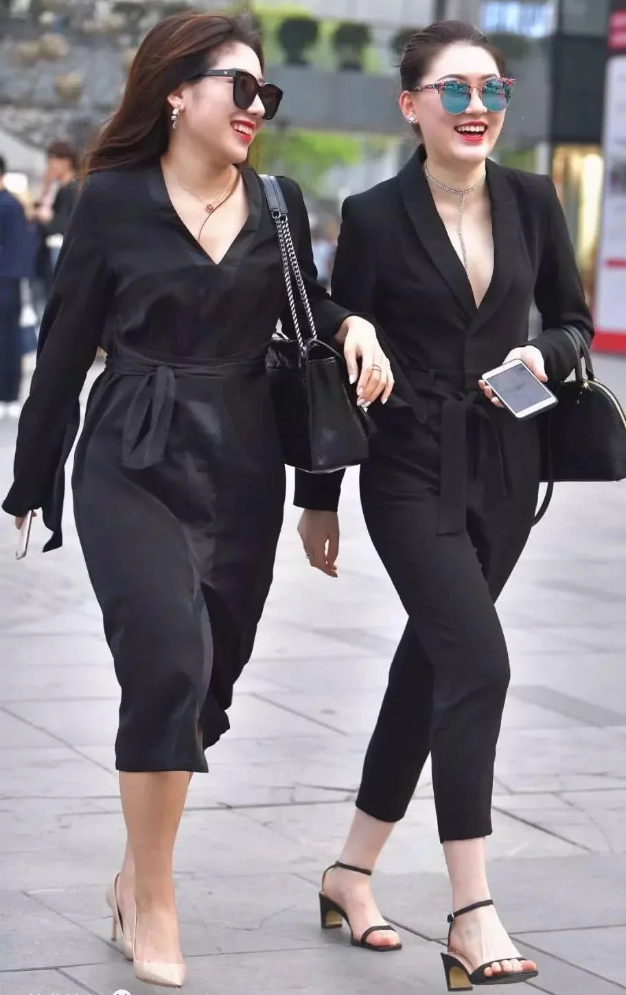 时尚街头姐妹花大秀完美身材，她一个人把镜头全占了