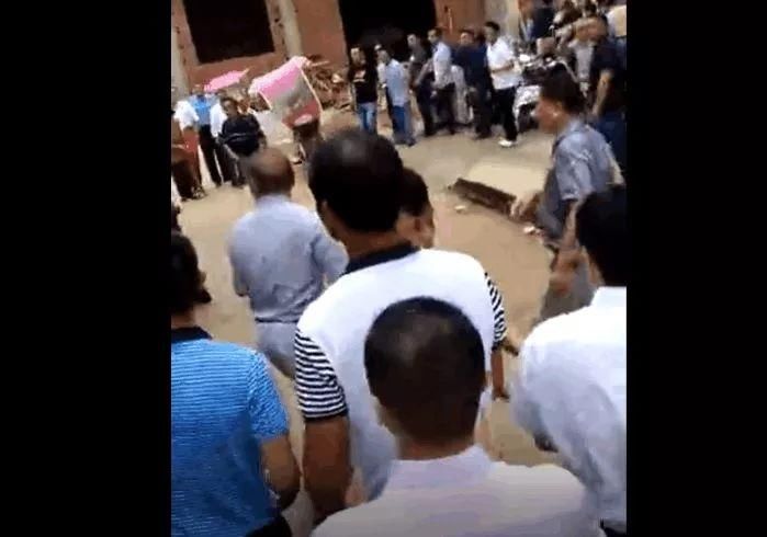 朋友圈疯传!常州一男子参赌，老婆担粪水狂泼?真相是...