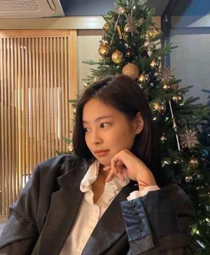  「不失」jennie百变造型曝光，西装外套搭小吊带，简约时尚不失气场