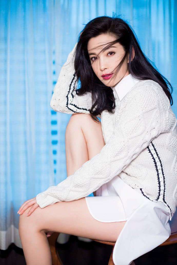 45岁李冰冰新造型很惊艳! 身穿开叉短裤, 暴露了一双美腿!