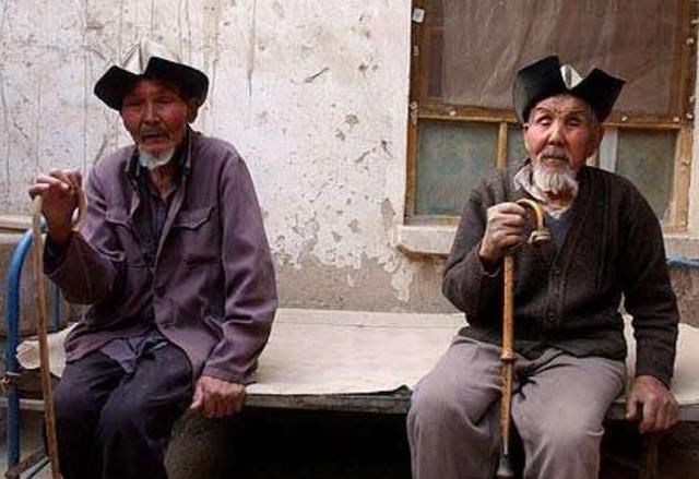 中国这个古老的村落位于沙漠，以捕鱼为生，保持着原始的生活习惯