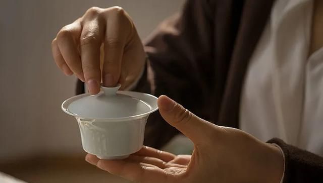  淡白■淡白盖碗 | 这款盖碗不烫手，轻盈易持握，且清丽端庄有颜值