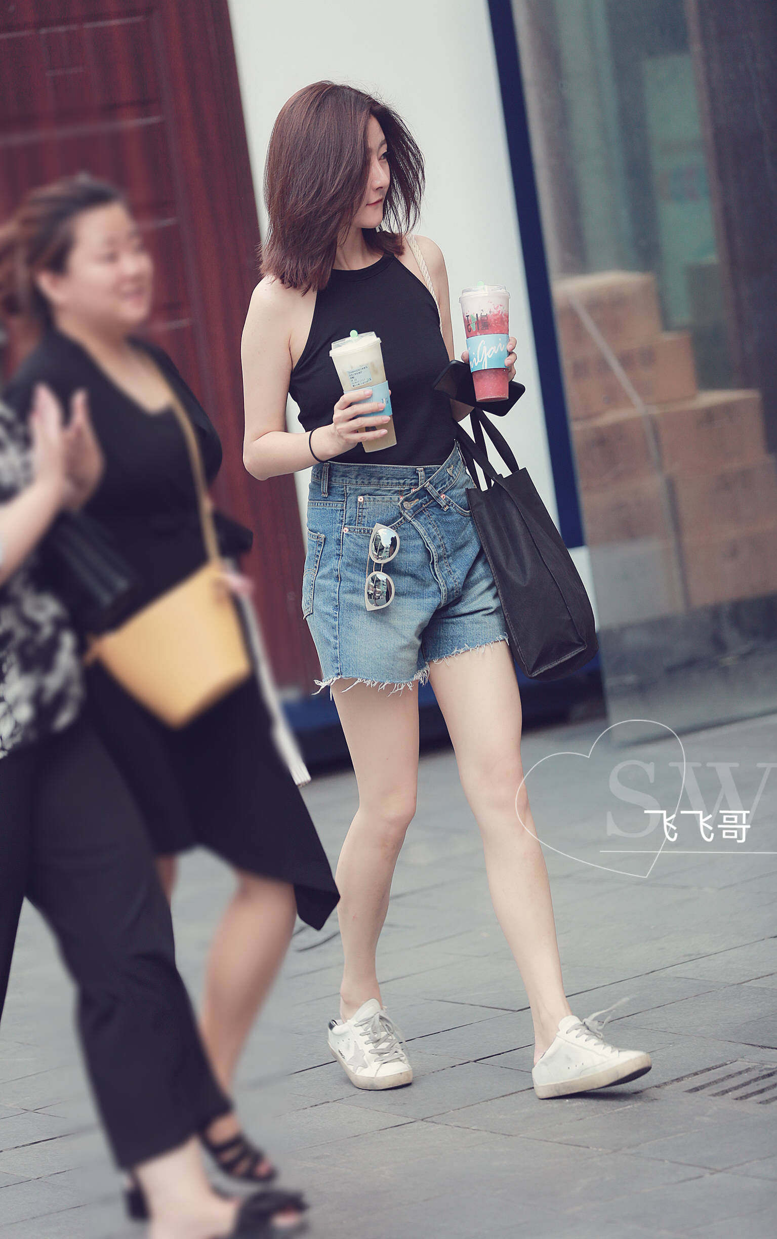 重庆街拍:清一色的超短裤+短T，这大长腿真不是P的