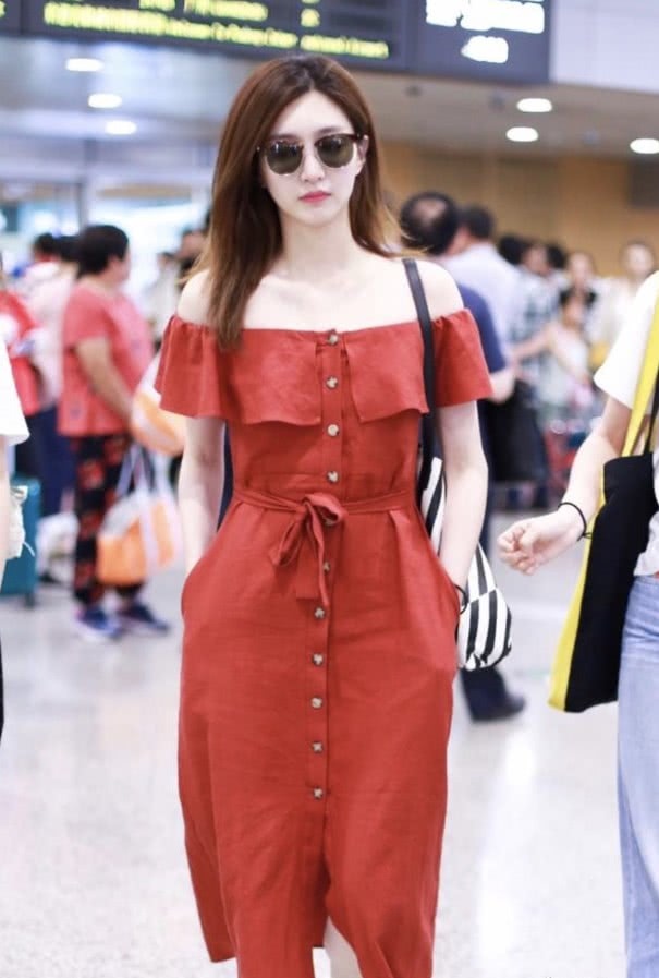 江疏影得罪造型师了？这粉色“大裤衩”是什么鬼，心肌梗塞了！