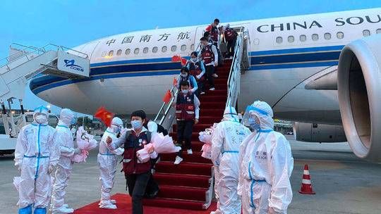  『迎接』中国援非抗疫医疗队凯旋 四川边检开通绿色通道迎接