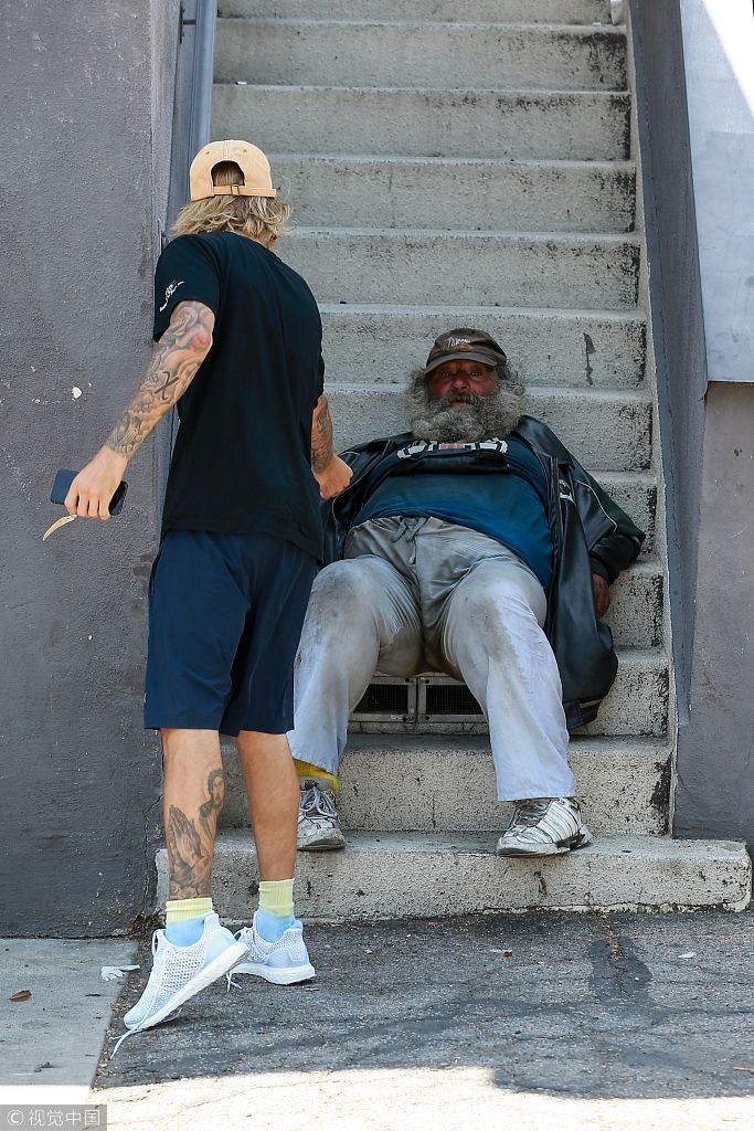 日行一善！比伯遇流浪汉贴心捐钱  满脸爆痘头发凌乱显颓废