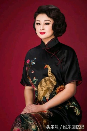 47岁谢大脚穿旗袍太有韵味，baby杨幂都输惨了!