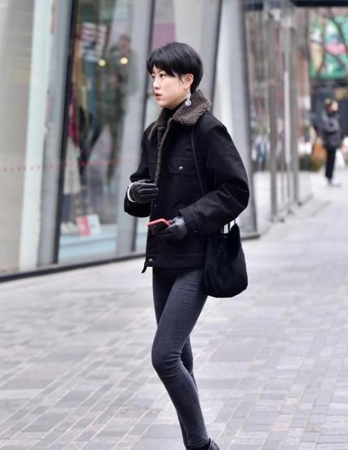  『气质』街拍：眉清目秀的小姐姐，一件黑色的长款外套，气质优雅风范