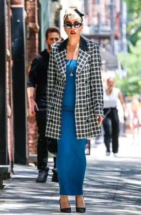 Lady Gaga好自信!但30厘米恨天高也无法拯救她，网友:腿好短!