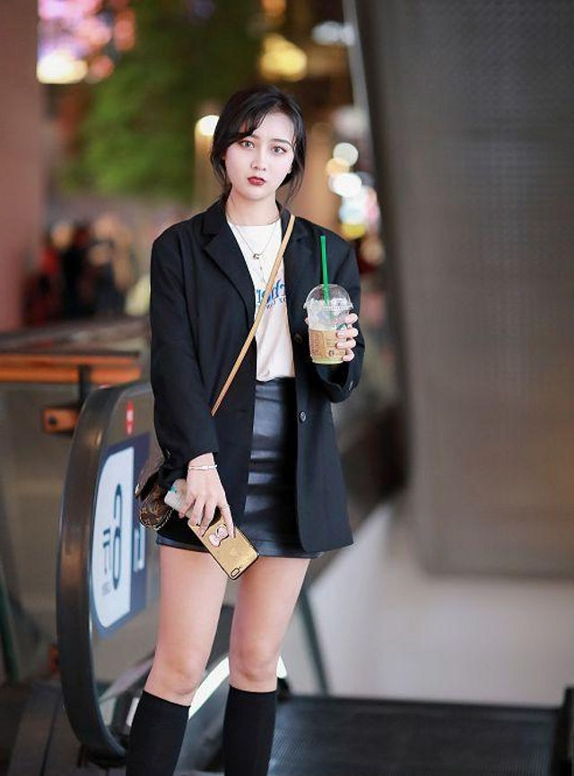 小姐姐|路人街拍,美女穿青色的吊带连衣裙,尽显优雅魅力