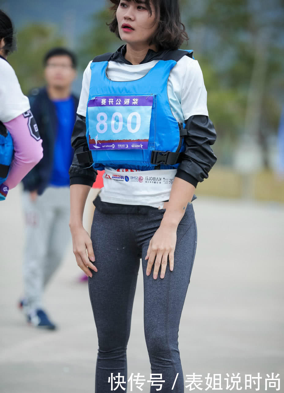 身高1.55小姐姐身穿紧身裤，勾勒饱满曲线，这样的紧身裤丝毫没有