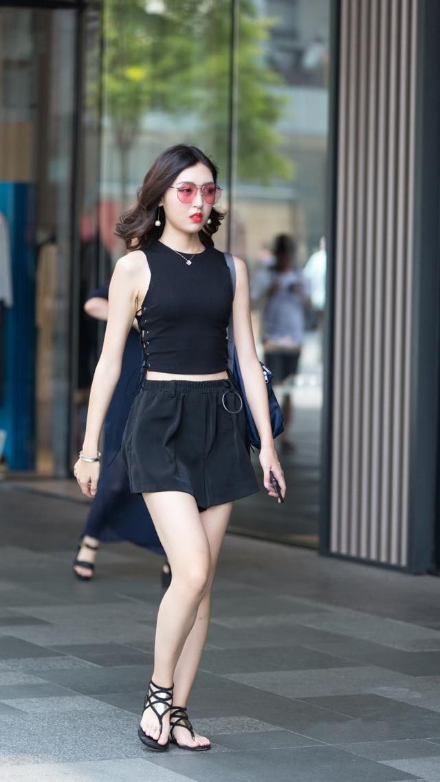 街拍路人，大街上时尚清新的穿搭，总能让人忍不住后头一看