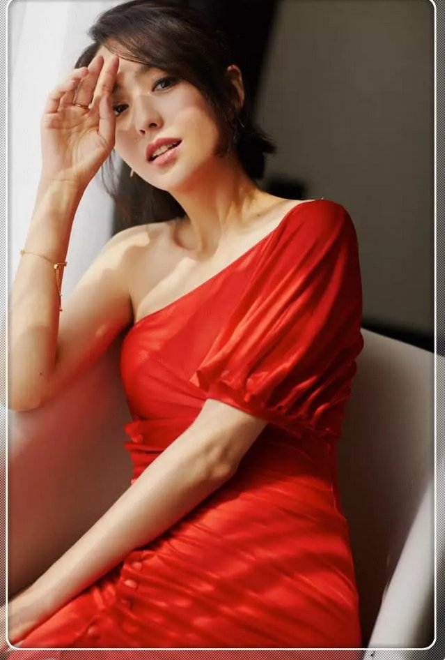 佟丽娅把短发拉直后，年轻了不止10岁，网友:巴掌小脸好迷人!