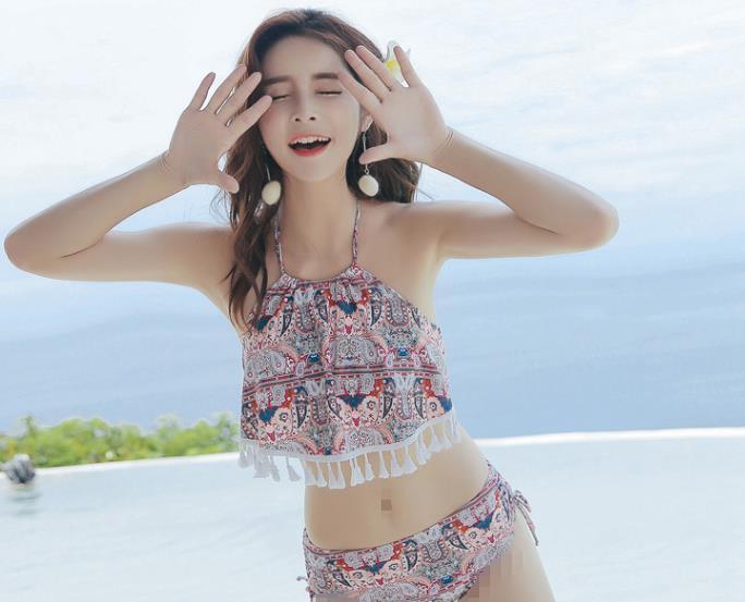 这位模特长得太清纯了，露出可爱的笑容，在沙滩上像小仙女一样