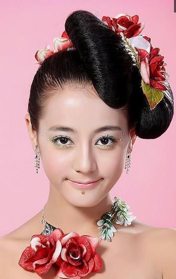 迪丽热巴早前写真，妆容夸张堪比baby，网友：幸亏颜值过硬！