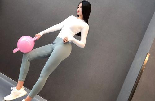 紧身打底裤小姐姐:展示迷人身材,不由让人眼前一亮!