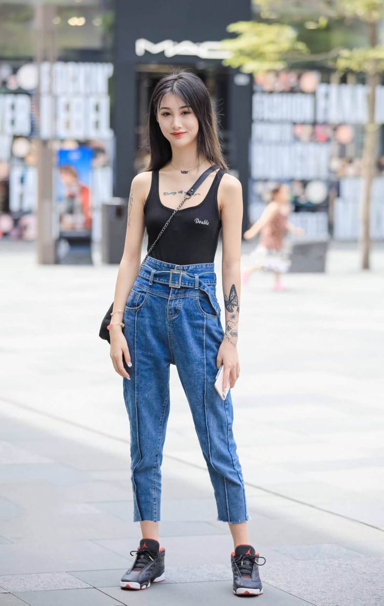 俏皮可人的小姐姐，给你不一样的美感