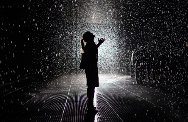 丈夫天天拿着手机给网红刷礼物,生气夺过手机