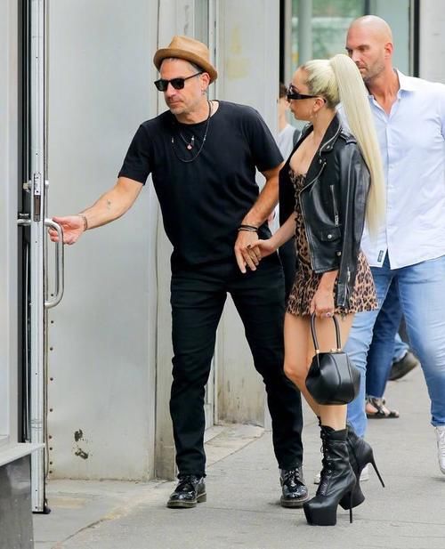 Gaga与未婚夫甜蜜出街不忘凹凸造型，连穿多天的30cm战靴估计难火