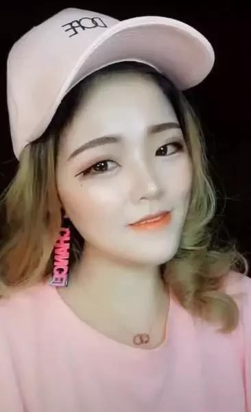 90后外卖员送餐之前化妆，用胶带粘上脸后，真是太惊艳了