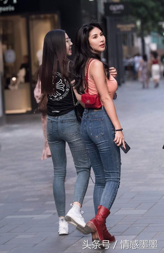 街拍：吊带背心+破洞牛仔裤，走上街头做个潮味十足酷girl！