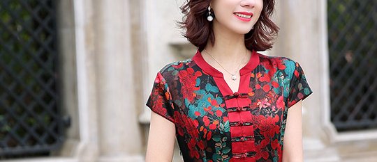 70后的我，出门从不穿太土，只穿高端蚕丝裙+平鞋，洋气又嫩美