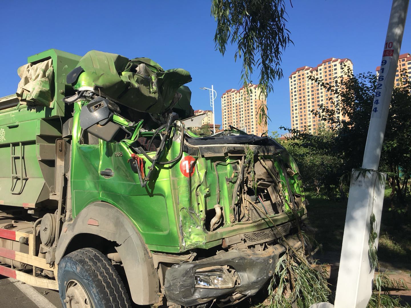 事故中的翻斗货车.