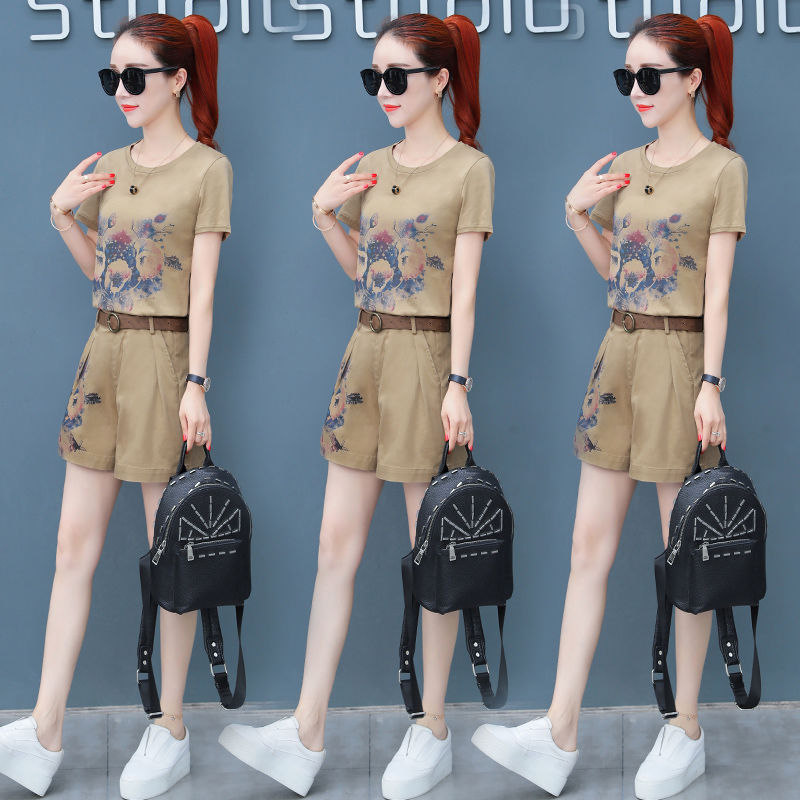 1米55女士高跟鞋扔了，刚出炉“短裤套装”，穿平底鞋显高白嫩