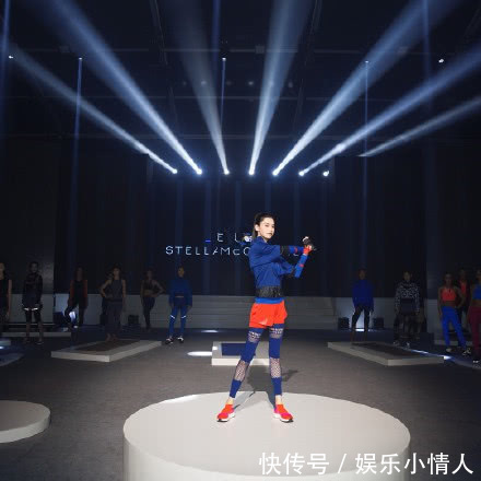 奚梦瑶一条“渔网袜”，撞上景甜的“渔网裙”一样赢，有意思