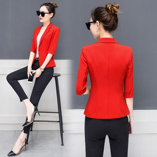 偷偷告诉你：70后女人现在流行这么穿，优雅知性超显气质