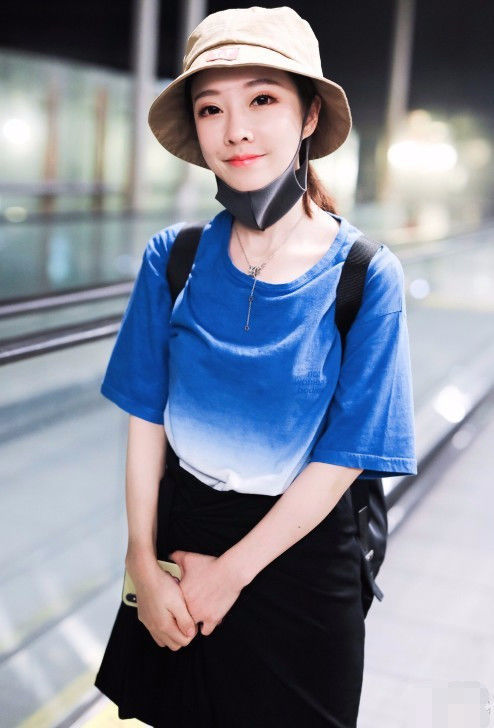 冯提莫现身，身上穿着“蓝天白云”甜美动人！