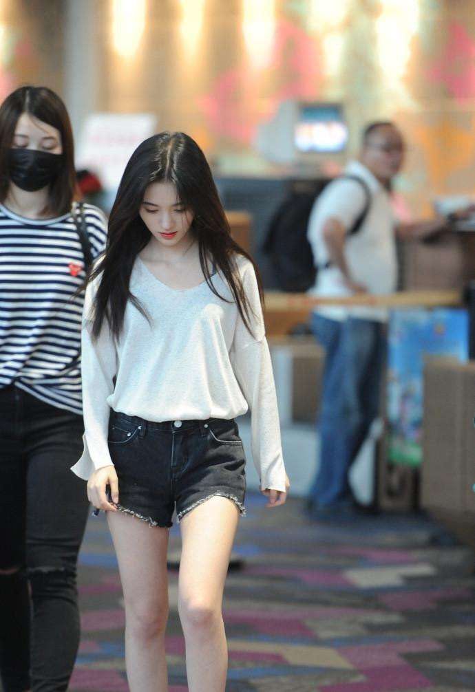 鞠婧祎最新机场秀，短裤配衬衫秀大长腿，这身高真的只有1米59?