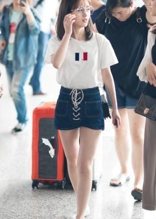 同为一米六身高小短腿,鞠婧祎和沈月机场照对比,差距不是一点点