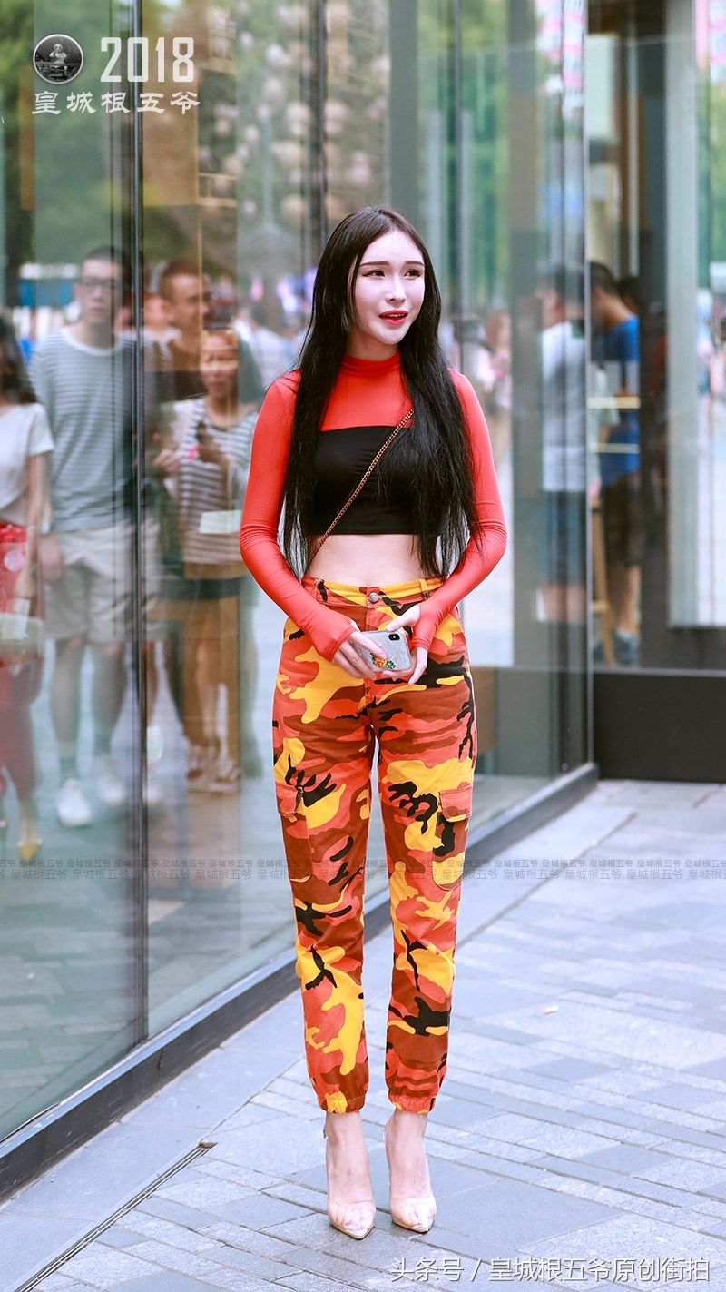 街拍:炎热的夏天女人穿衣就是应该多姿多彩的