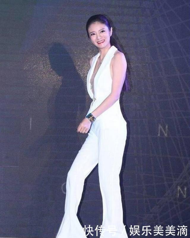 原以为安以轩的深V装已经很美了，可在看看王珞丹的我沉默了