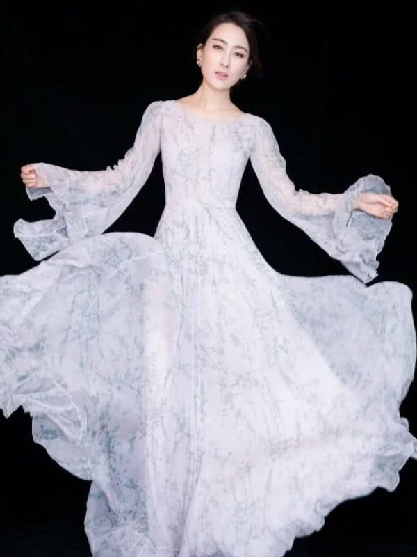 马苏现在什么都敢穿！黑色礼服大秀美背，看着这个造型瞬间垮掉