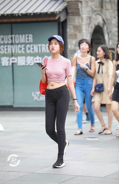 路人街拍，小姐姐鞋子跟裤子无缝连接让腿部线条更加修长了