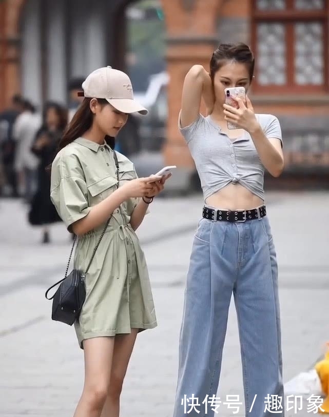 着不一样:大长腿女孩总是很任性,裤子比矮个子闺蜜长3倍,意外腿一样长!