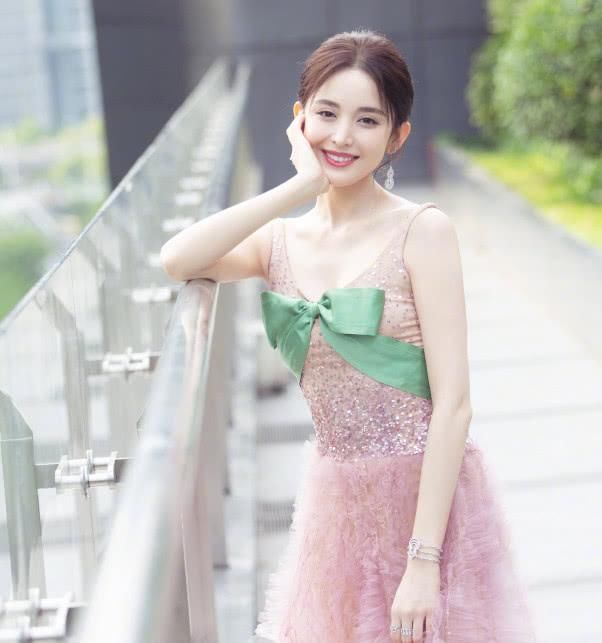 娜扎不愧是时尚达人，“病号服”都能穿出性感，一般人驾驭不来！